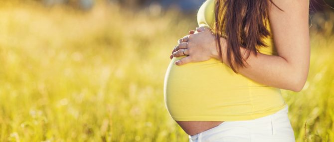 Porter le bébé d'un proche