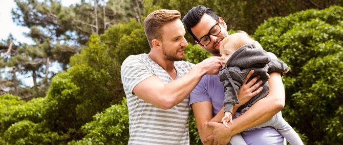 Couple gay parents par GPA et par adoption de l'enfant du conjoint